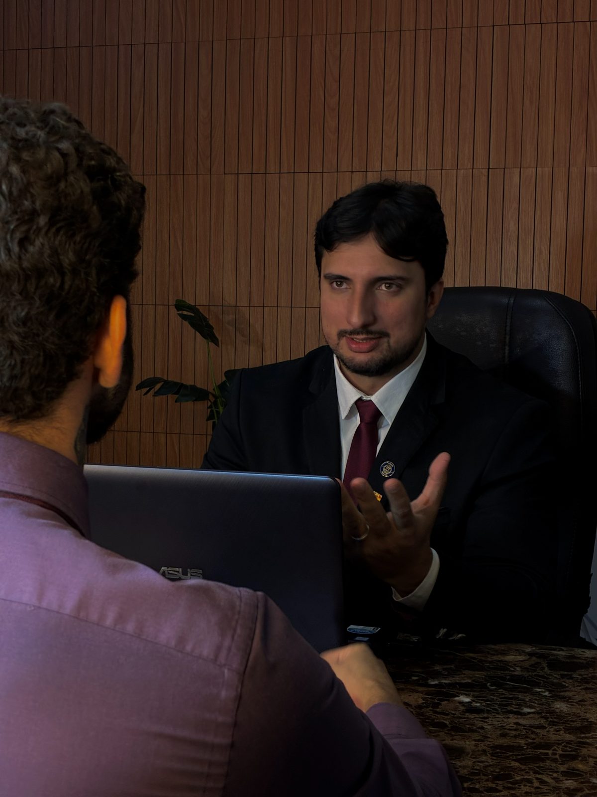 Dr. Gutemberg ouvindo cliente